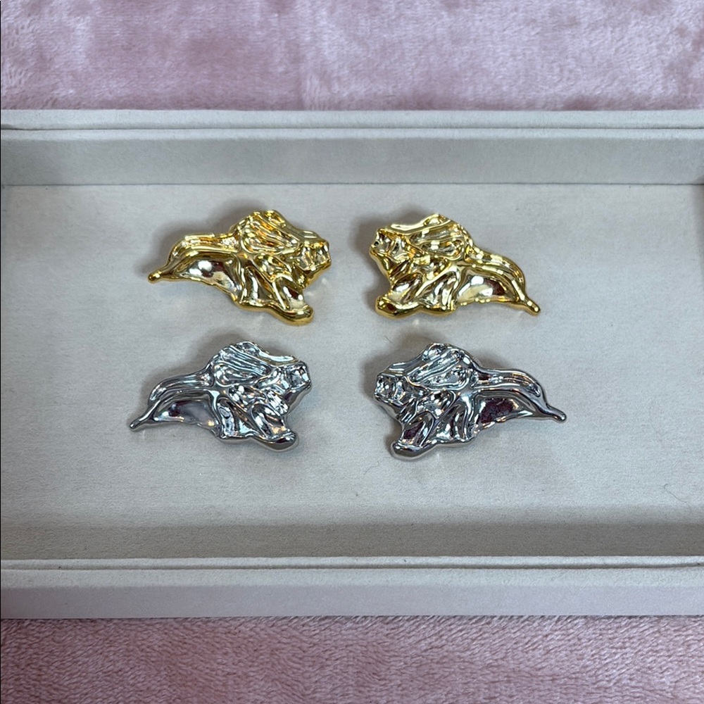 LA VOUTE Clip On Earrings Gold and Silver Lion Cufflinks Set